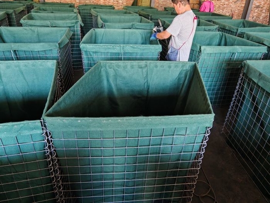 El cable galvanizado finaliza las barreras  itares con geotextil de polipropileno no tejido de uso pesado y de varios tamaños