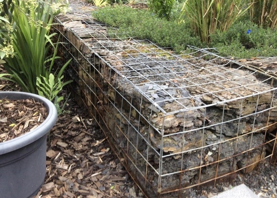 El Pvc verde cubrió las cestas de Gabion del muro de contención del rectángulo como decoración del jardín