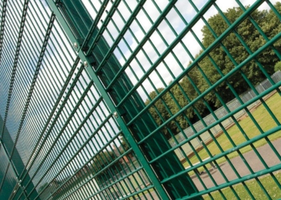 El Pvc verde cubrió el cercado superior doble de rollo del lazo moderno