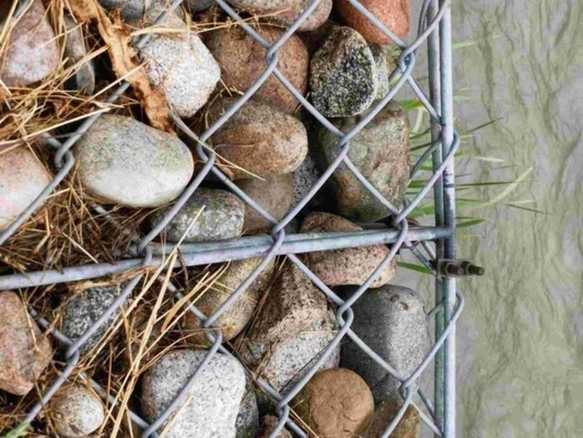 Acero de carbono galvanizado malla de enlace de cadena de cerca de diamantes con poste redondo de metal
