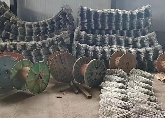 Red de protección contra caídas de rocas ligera que ofrece una instalación y mantenimiento fáciles al tiempo que garantiza la máxima protección contra caídas de rocas