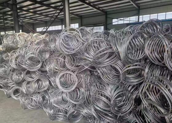 Red de protección contra caídas de rocas ligera que ofrece una instalación y mantenimiento fáciles al tiempo que garantiza la máxima protección contra caídas de rocas