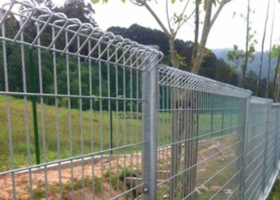 Cercas robustas con malla soldada y bordes redondeados ideales para jardines escolares, parques, pasarelas e instalaciones públicas